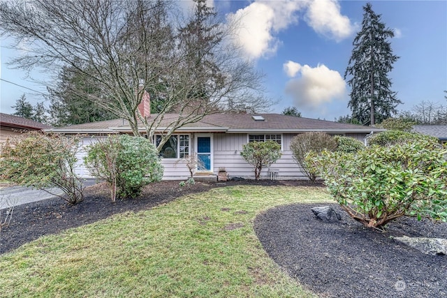 view of front facade featuring a garage and a front yard