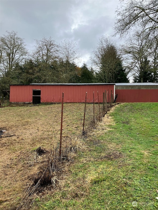 view of yard featuring an outdoor structure