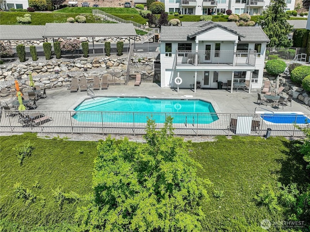 808 W Manson Rd Unit B204, Chelan, WA 98816 - community pool with fence and a patio