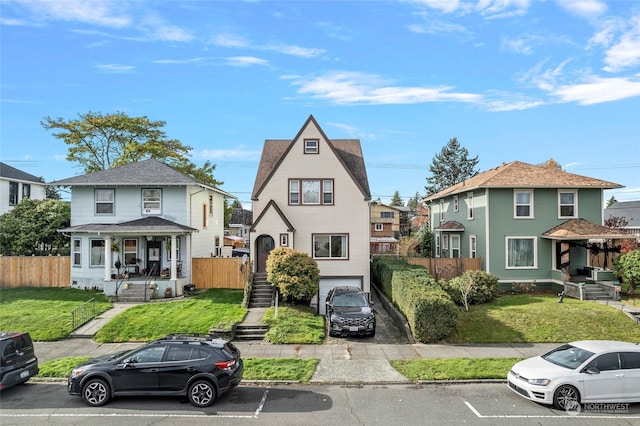 view of front of property featuring a front yard