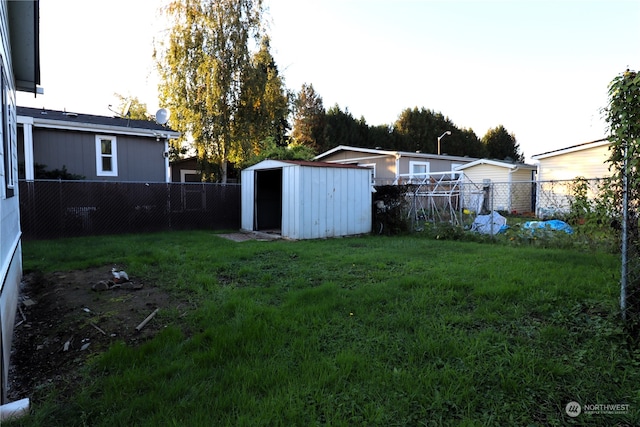 view of yard featuring a shed