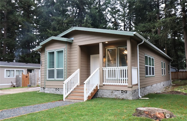 bungalow featuring a front lawn