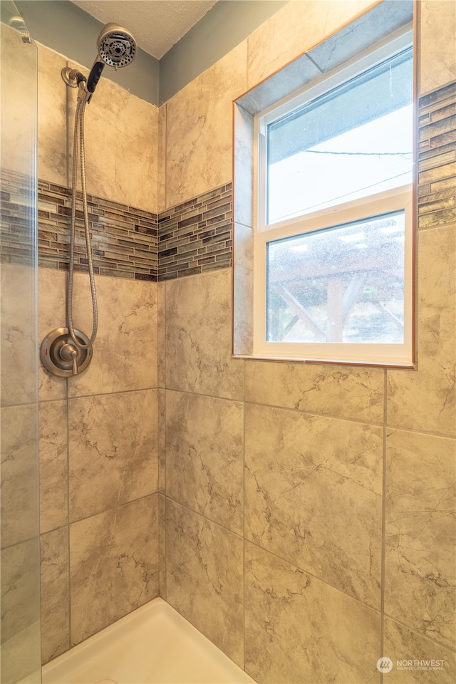 bathroom featuring tiled shower