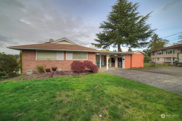 single story home featuring a front lawn