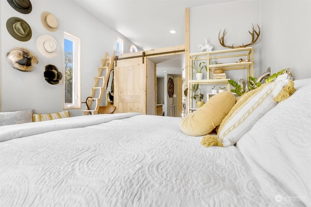 bedroom featuring a barn door