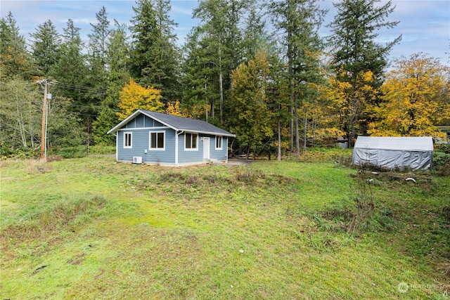 view of yard with an outdoor structure