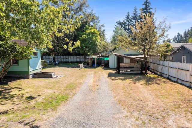 view of yard with an outdoor structure