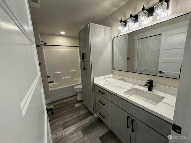 111 Heather Pl, Packwood, WA 98361 - full bath featuring wood finished floors, vanity, toilet, recessed lighting, and shower / tub combination