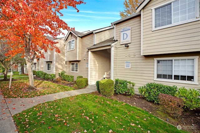 view of front of house featuring a front lawn