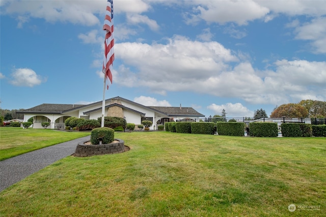 view of front facade featuring a front yard