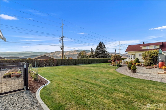 view of yard featuring a mountain view