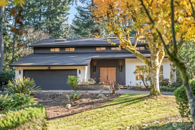 view of front of property with a front yard