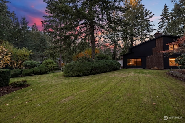 view of yard at dusk