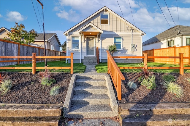 view of front facade featuring a front yard