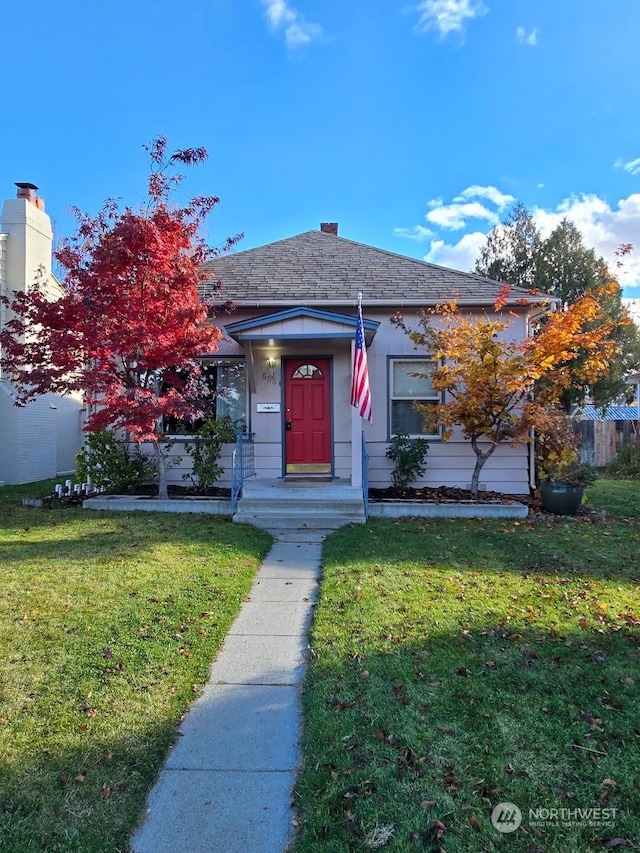 view of front of home with a front lawn