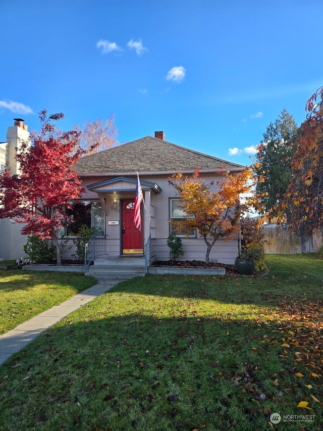 bungalow featuring a front lawn