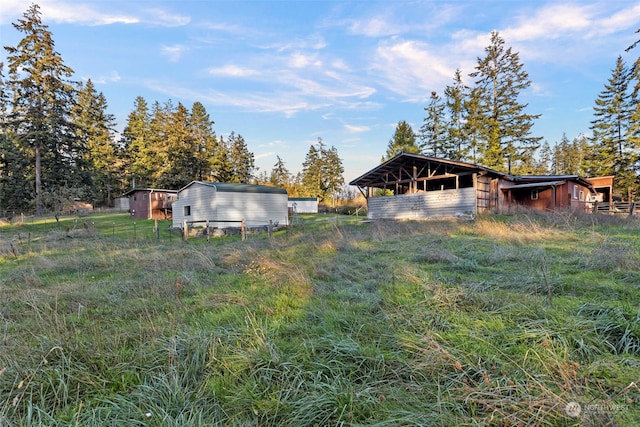 view of yard with an outdoor structure