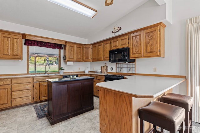 kitchen featuring a breakfast bar, kitchen peninsula, lofted ceiling, and sink