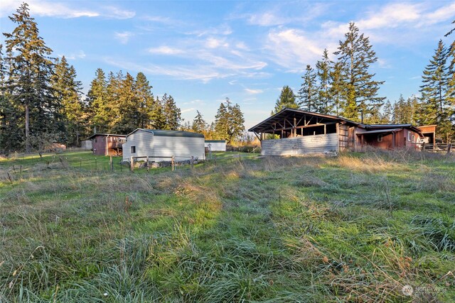 view of yard with an outdoor structure