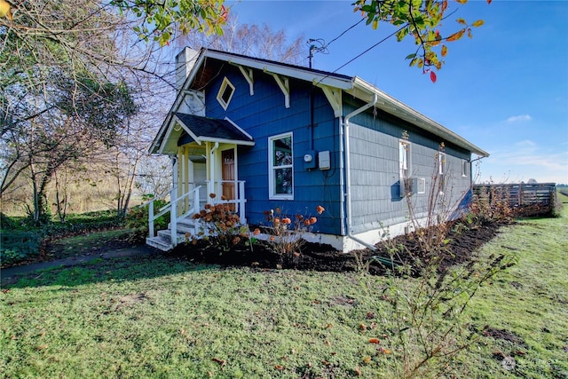 view of front of property with a front lawn