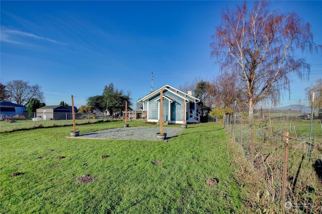 view of yard with an outbuilding