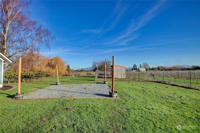 view of yard featuring a rural view