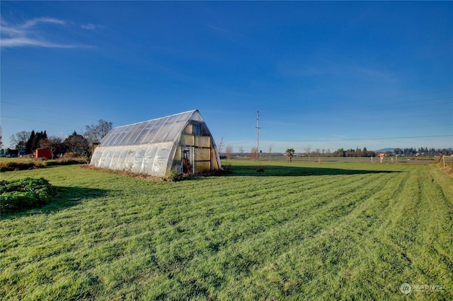 view of yard featuring a rural view and an outbuilding