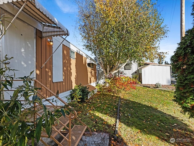 view of yard with a storage unit