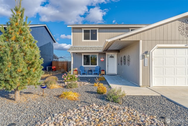 view of front property featuring a garage