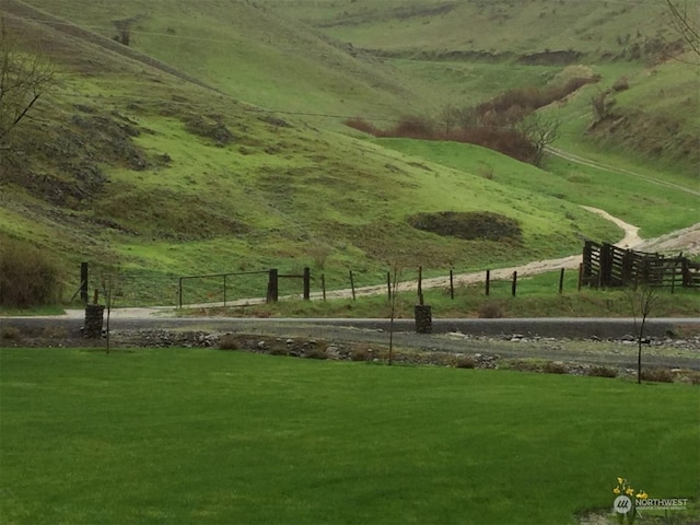 view of home's community featuring a rural view