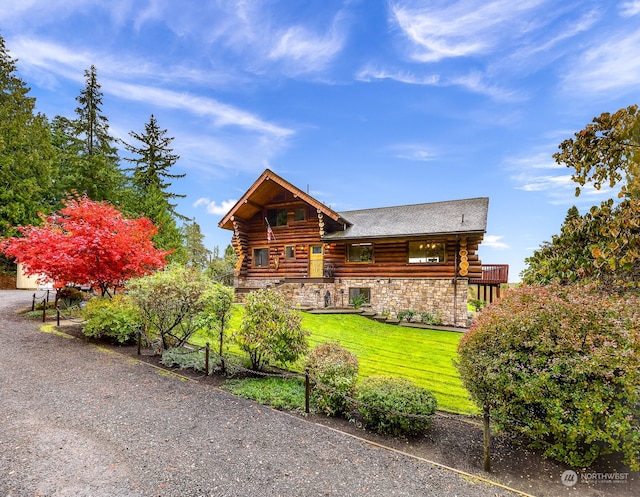 log cabin featuring a front yard