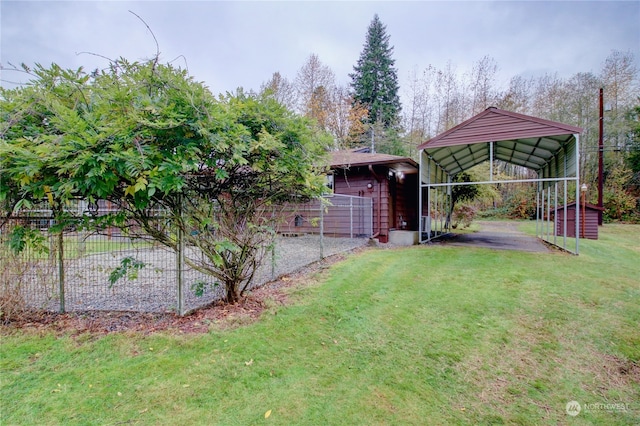 view of yard with an outbuilding