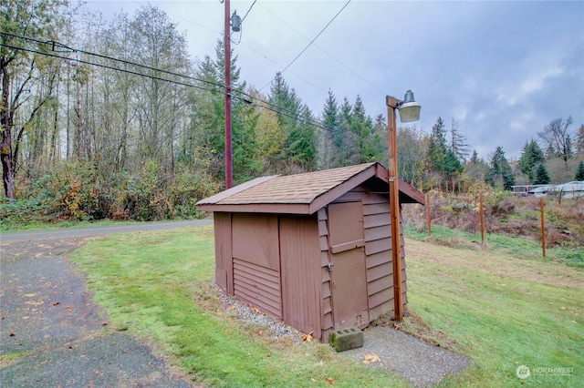 view of outdoor structure featuring a yard