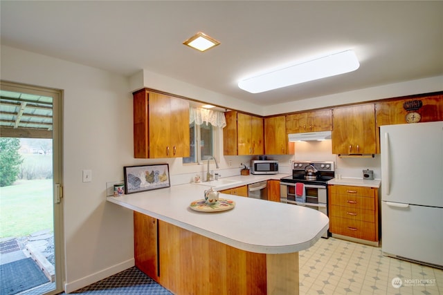 kitchen featuring stainless steel appliances, sink, and kitchen peninsula