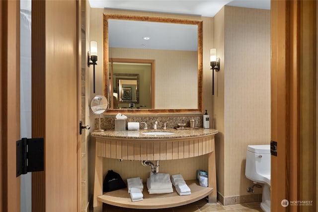 3600 Suncadia Trl Unit 2006, Cle Elum, WA 98922 - bathroom with a sink, toilet, and wallpapered walls