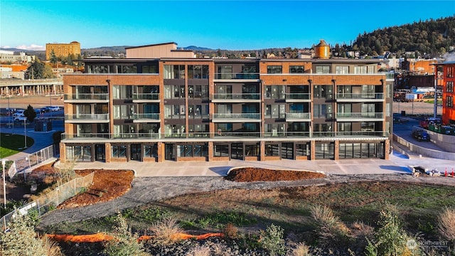 view of apartment building / complex featuring a mountain view