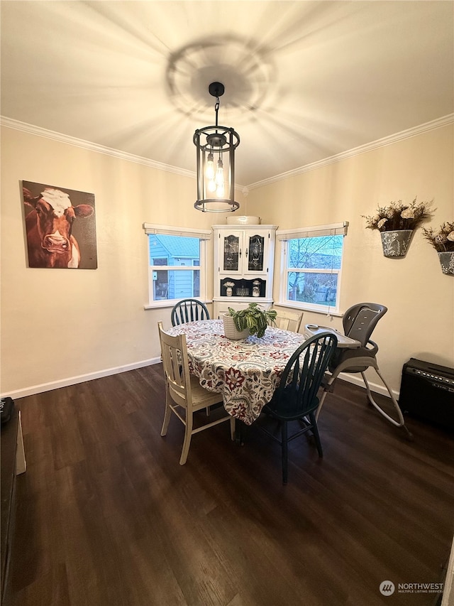 dining space with dark wood-type flooring, a notable chandelier, and crown molding