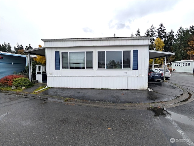 view of front facade featuring a carport