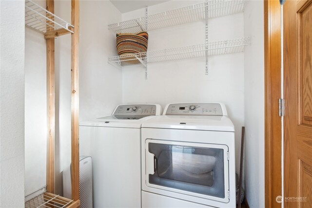 laundry area with laundry area and washing machine and clothes dryer