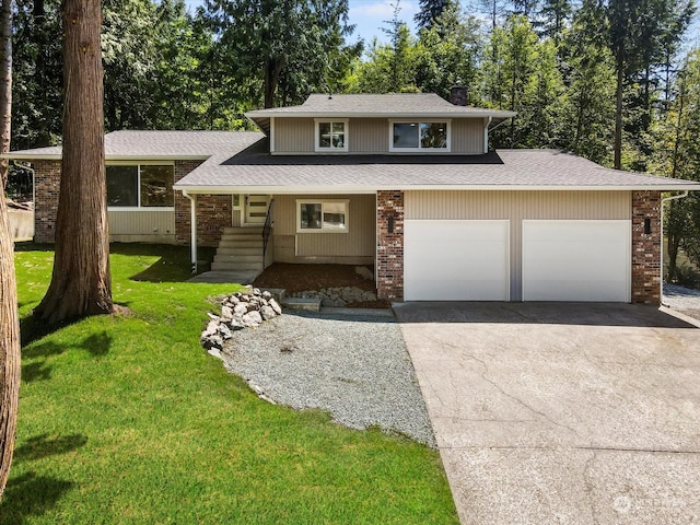 view of front of home featuring a front lawn and a garage