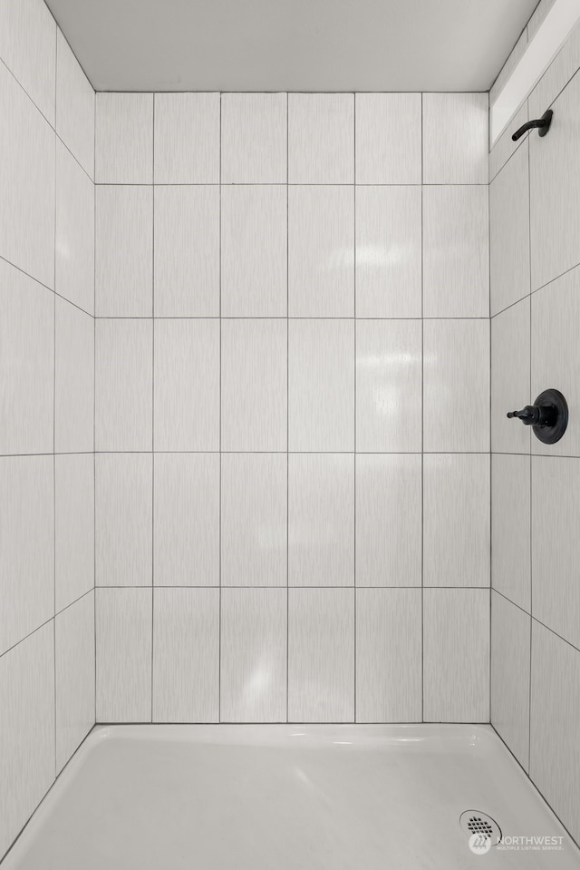 bathroom featuring tiled shower