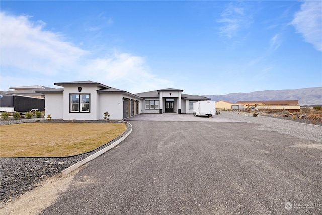 view of front of home featuring a front lawn and a mountain view