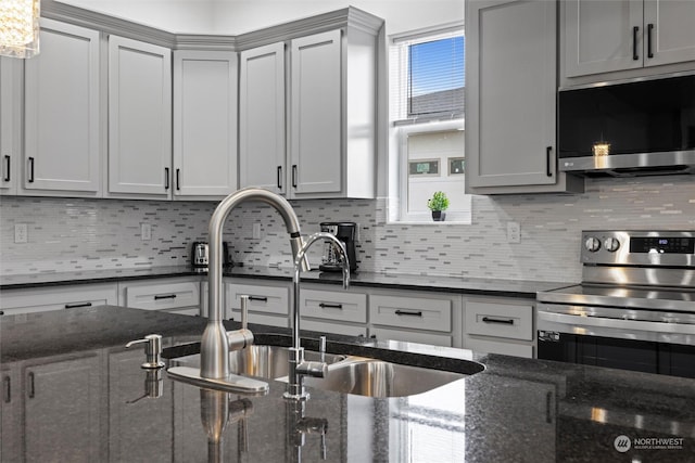 205 Clayton Pl, Mattawa, WA 99349 - kitchen with stainless steel appliances, a sink, decorative backsplash, dark stone counters, and gray cabinetry
