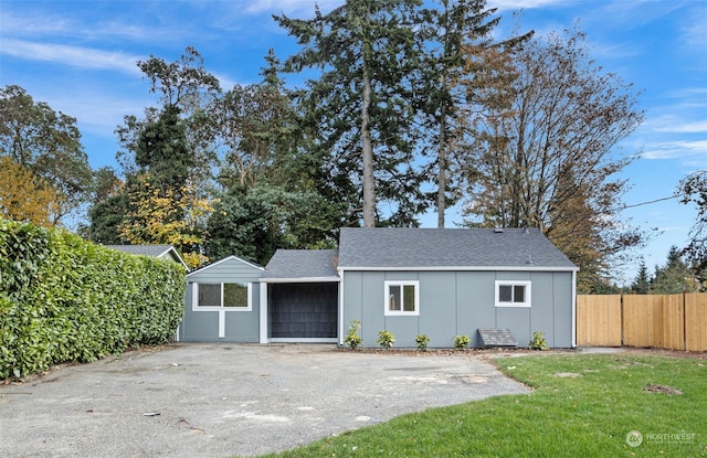 ranch-style home featuring a front lawn