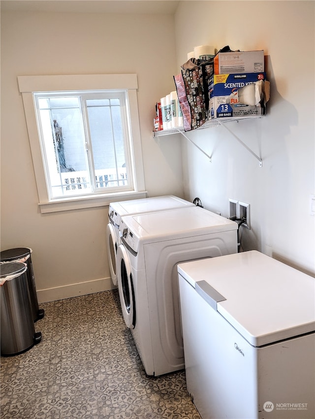 washroom featuring washing machine and clothes dryer