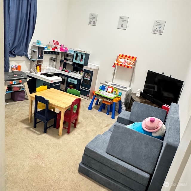 recreation room with carpet flooring