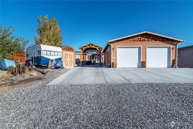 205 Fairway Pl SW, Mattawa, WA 99349 - garage featuring a shed and a detached garage