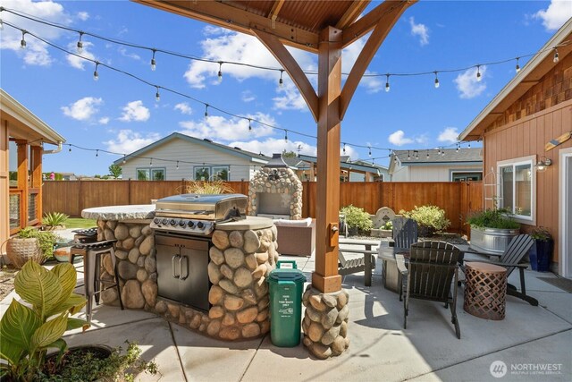 205 Fairway Pl SW, Mattawa, WA 99349 - fenced backyard featuring a patio area