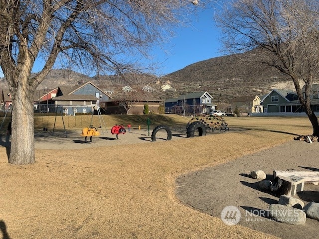 view of yard with a mountain view