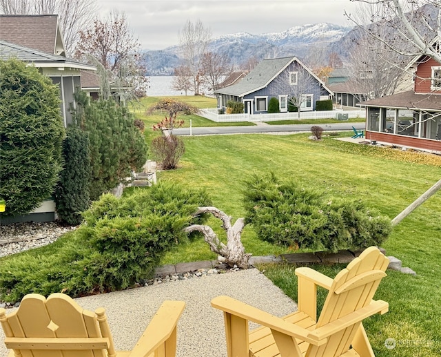 view of yard featuring a mountain view